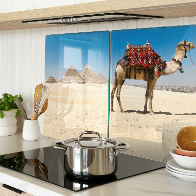 Glazen snijplanken Piramides en een kameel in de woestijn