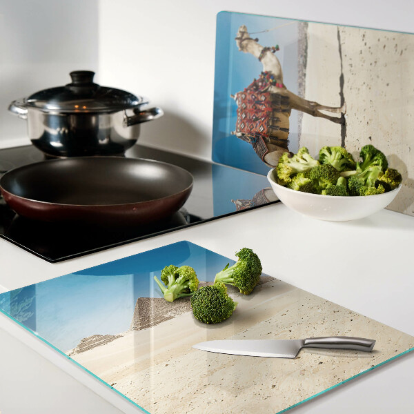 Glazen snijplanken Piramides en een kameel in de woestijn