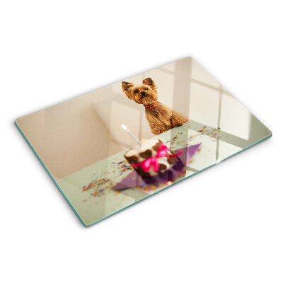 Glazen snijplanken Een hond aan tafel met een taart.