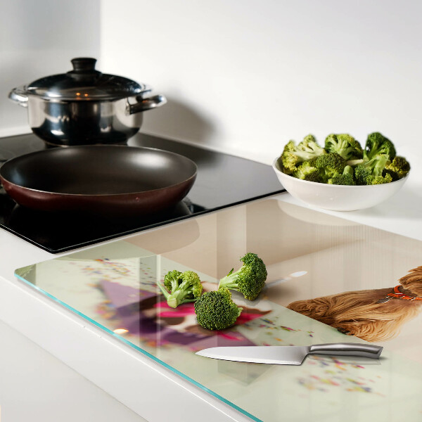 Glazen snijplanken Een hond aan tafel met een taart.