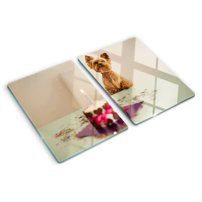 Glazen snijplanken Een hond aan tafel met een taart.