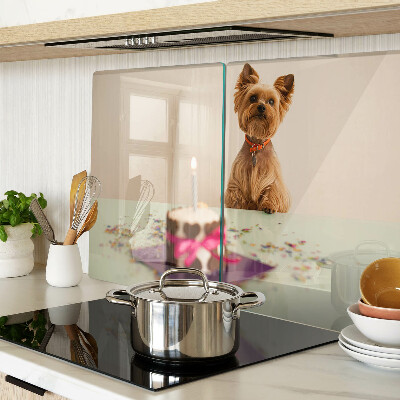 Glazen snijplanken Een hond aan tafel met een taart.