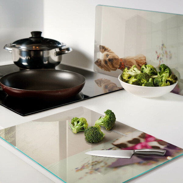 Glazen snijplanken Een hond aan tafel met een taart.