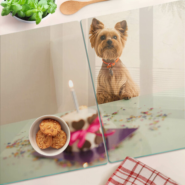 Glazen snijplanken Een hond aan tafel met een taart.