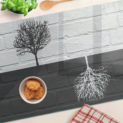 Glazen snijplanken Een boom tegen een achtergrond van bakstenen.