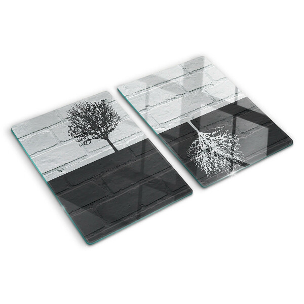 Glazen snijplanken Een boom tegen een achtergrond van bakstenen.