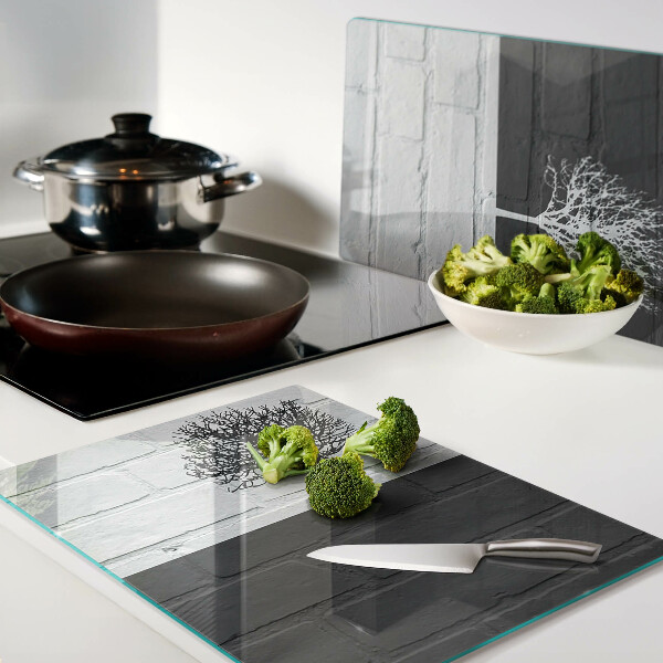 Glazen snijplanken Een boom tegen een achtergrond van bakstenen.