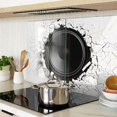 Snijplanken glas Luidspreker in een kapotte muur