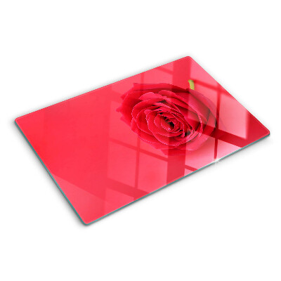 Snijplanken glas Rode roos op de achtergrond