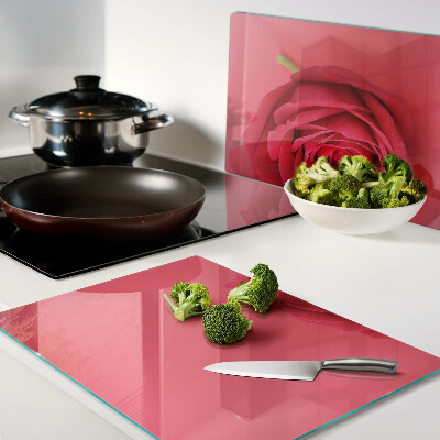 Snijplanken glas Rode roos op de achtergrond