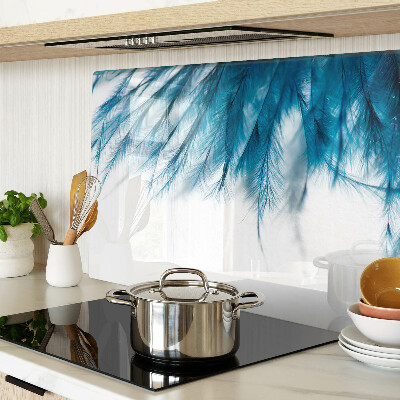 Glazen snijplanken Blauwe veren op een witte achtergrond