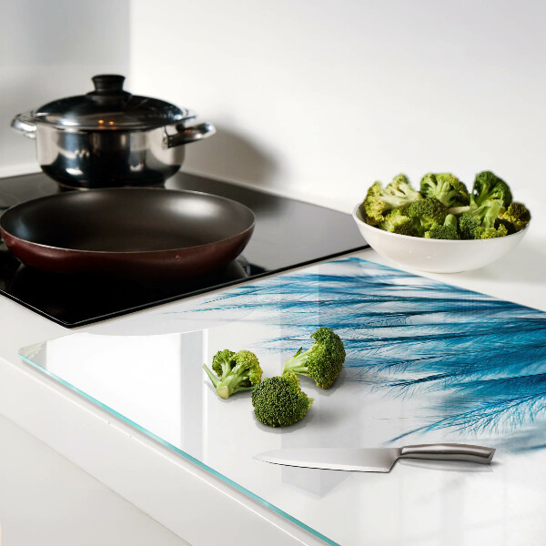 Glazen snijplanken Blauwe veren op een witte achtergrond