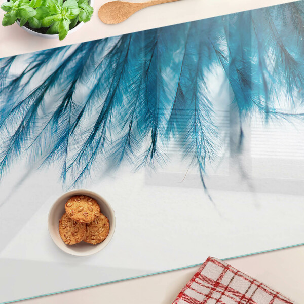 Glazen snijplanken Blauwe veren op een witte achtergrond