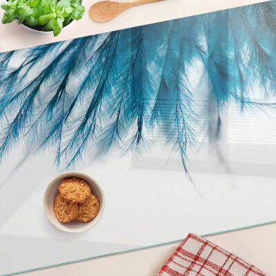 Glazen snijplanken Blauwe veren op een witte achtergrond