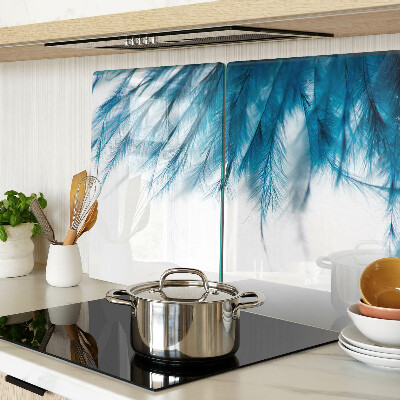 Glazen snijplanken Blauwe veren op een witte achtergrond