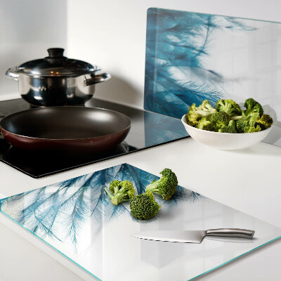 Glazen snijplanken Blauwe veren op een witte achtergrond