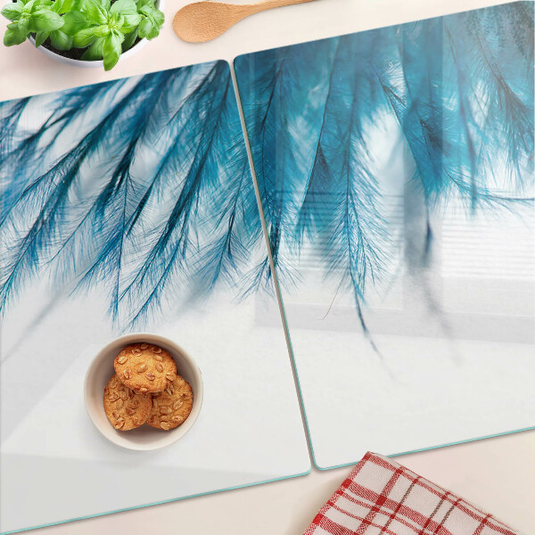 Glazen snijplanken Blauwe veren op een witte achtergrond