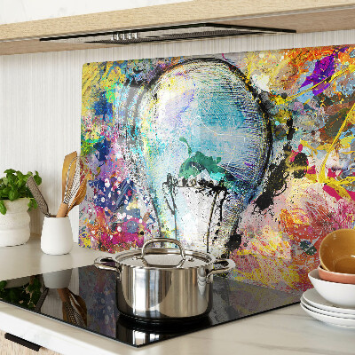 Snijplanken glas Gloeilamp op een gekleurde achtergrond