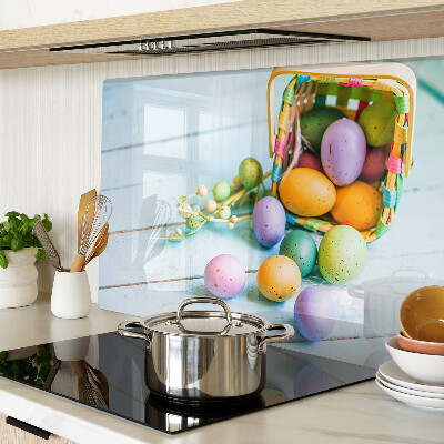 Glazen snijplanken Paaseieren in verschillende kleuren in een mandje