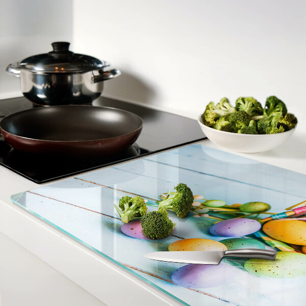 Glazen snijplanken Paaseieren in verschillende kleuren in een mandje