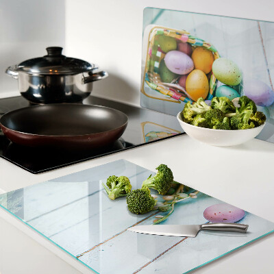 Glazen snijplanken Paaseieren in verschillende kleuren in een mandje