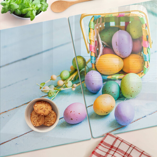Glazen snijplanken Paaseieren in verschillende kleuren in een mandje