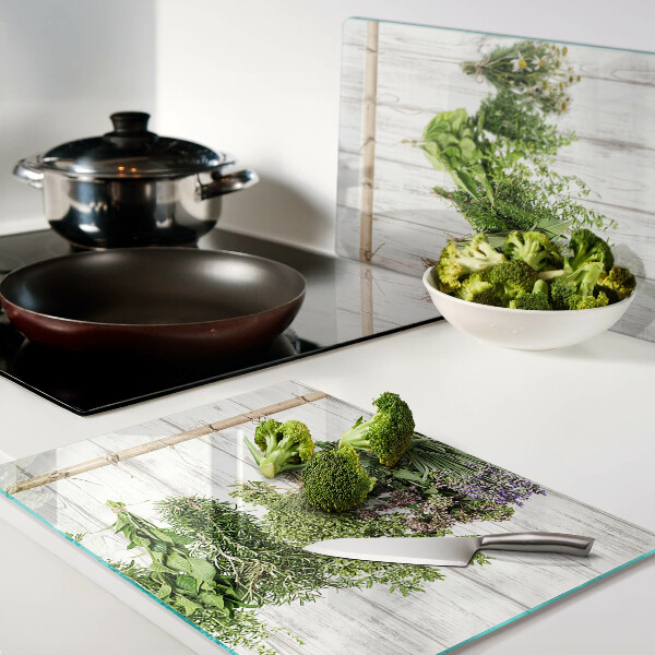 Snijplanken van glas Kruiden op een houten achtergrond