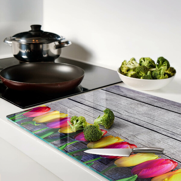 Glazen snijplanken Tulpen op een houten achtergrond