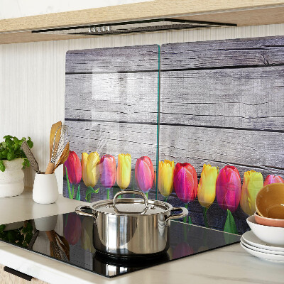 Glazen snijplanken Tulpen op een houten achtergrond