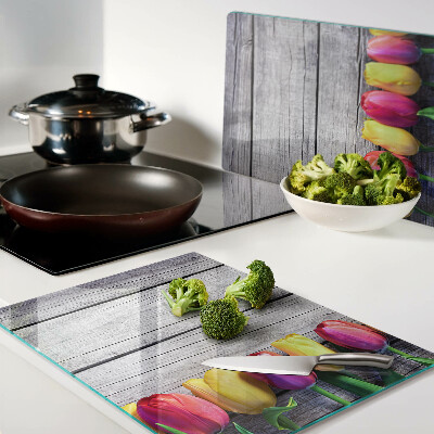 Glazen snijplanken Tulpen op een houten achtergrond