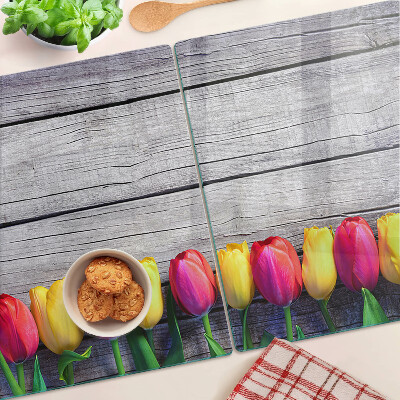 Glazen snijplanken Tulpen op een houten achtergrond
