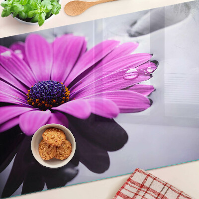 Snijplanken van glas Paarse bloem met waterdruppels