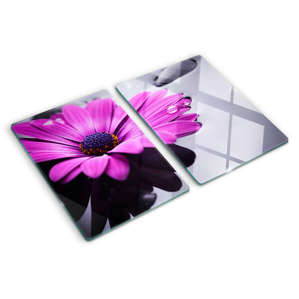 Snijplanken van glas Paarse bloem met waterdruppels