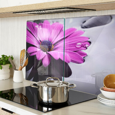 Snijplanken van glas Paarse bloem met waterdruppels