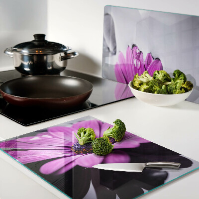 Snijplanken van glas Paarse bloem met waterdruppels