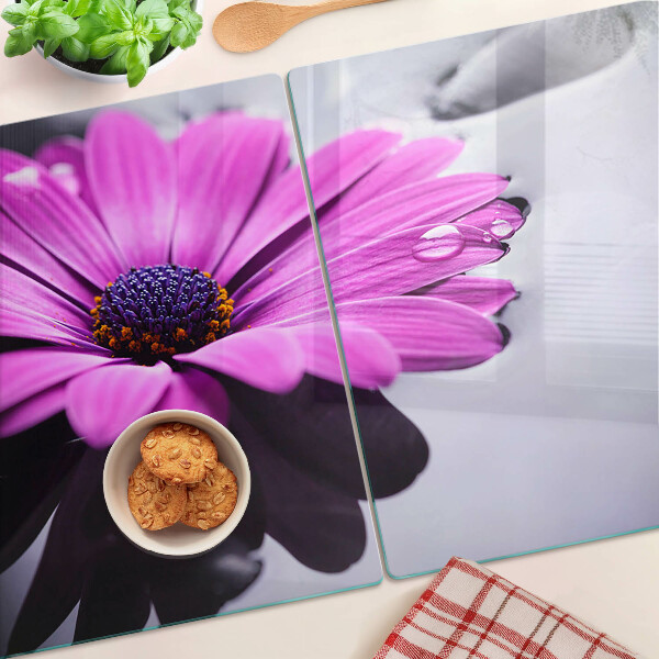 Snijplanken van glas Paarse bloem met waterdruppels