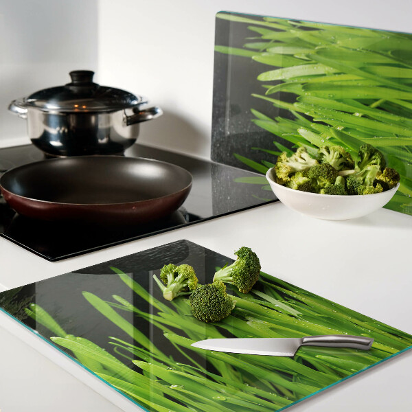 Snijplanken van glas Groen gras met waterdruppels