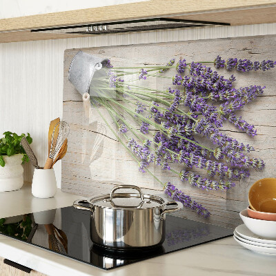 Snijplanken van glas Lavendel in een pot op een houten achtergrond