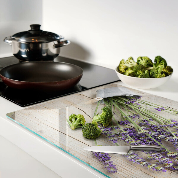 Snijplanken van glas Lavendel in een pot op een houten achtergrond