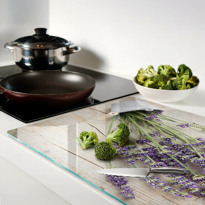 Snijplanken van glas Lavendel in een pot op een houten achtergrond