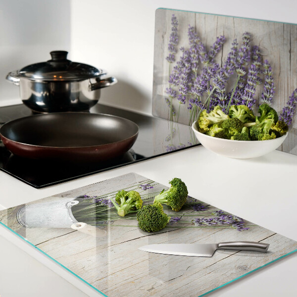 Snijplanken van glas Lavendel in een pot op een houten achtergrond