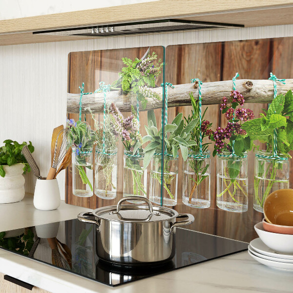 Glazen snijplanken Kruiden in potjes op een houten achtergrond.