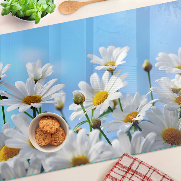 Glazen snijplanken Madeliefjes op een blauwe achtergrond