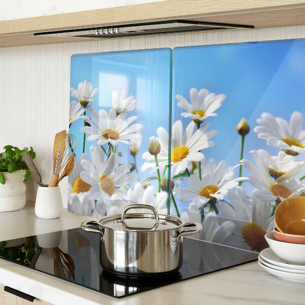 Glazen snijplanken Madeliefjes op een blauwe achtergrond