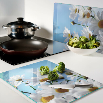 Glazen snijplanken Madeliefjes op een blauwe achtergrond