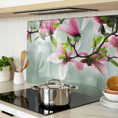 Snijplanken glas Magnoliabloemen tegen een achtergrond van groen.