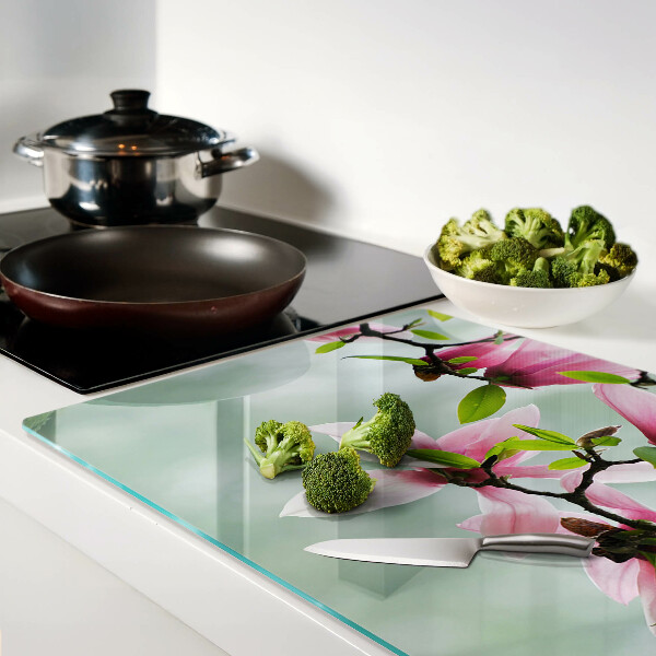 Snijplanken glas Magnoliabloemen tegen een achtergrond van groen.