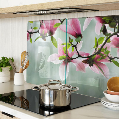Snijplanken glas Magnoliabloemen tegen een achtergrond van groen.