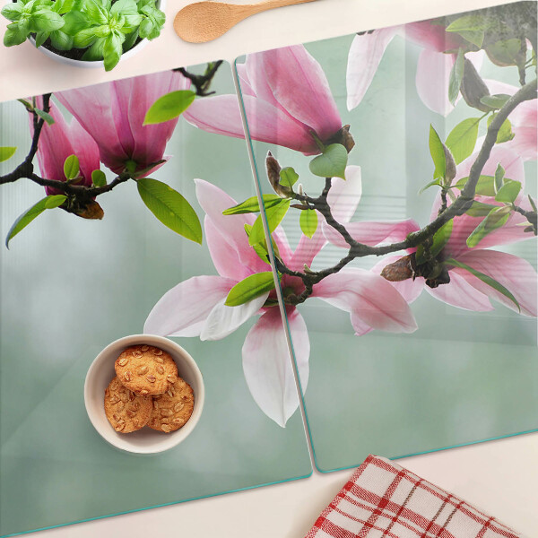 Snijplanken glas Magnoliabloemen tegen een achtergrond van groen.