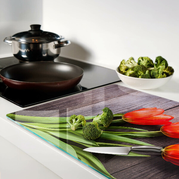 Glazen snijplanken Tulpen op een houten achtergrond